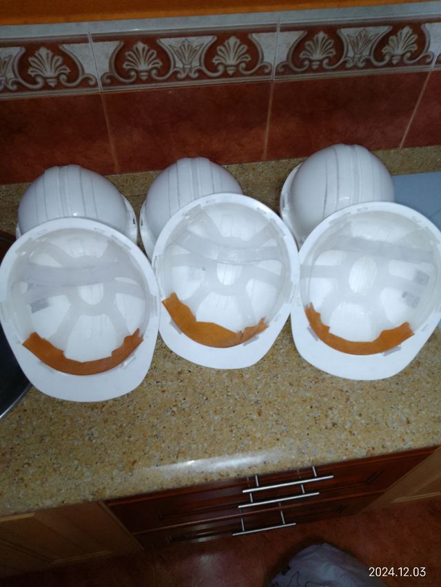Seis cascos de trabajo
