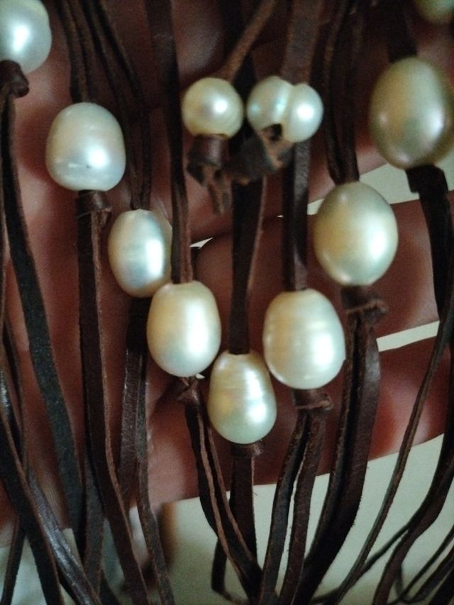 Collar de cuero y perlas( no plásticas)