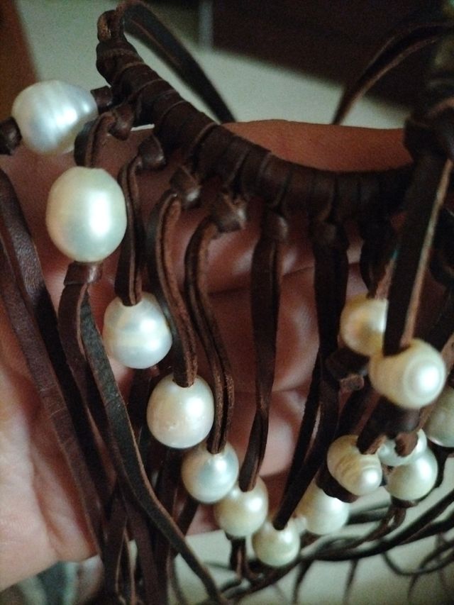 Collar de cuero y perlas( no plásticas)