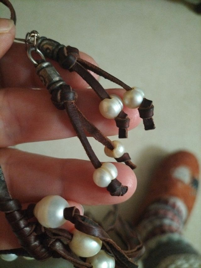 Collar de cuero y perlas( no plásticas)