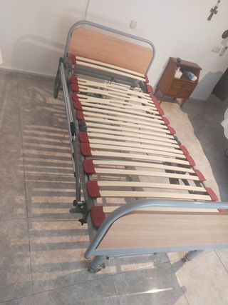 Cama ortopédica con elevación eléctrica.