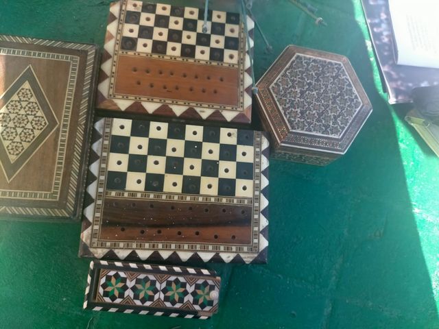 Juegos de mesa, dominó y ajedrez. 