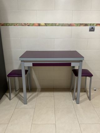 Mesa de cocina extensible con sillas y taburetes