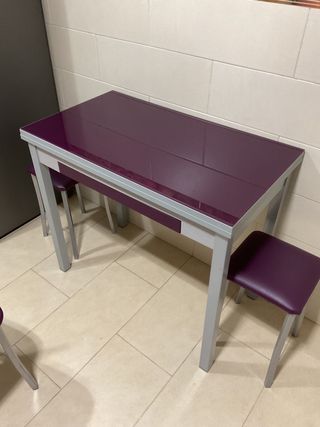 Mesa de cocina extensible con sillas y taburetes
