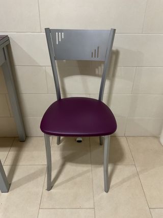 Mesa de cocina extensible con sillas y taburetes