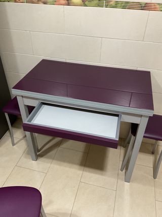 Mesa de cocina extensible con sillas y taburetes