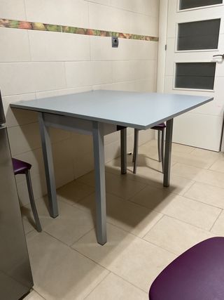 Mesa de cocina extensible con sillas y taburetes