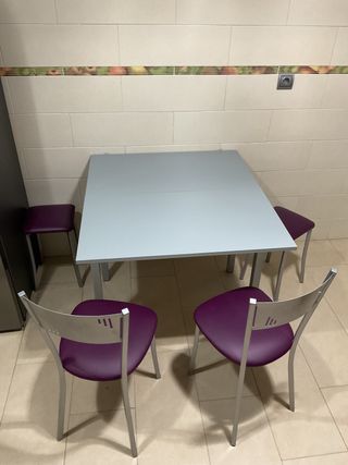 Mesa de cocina extensible con sillas y taburetes