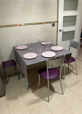 Mesa de cocina extensible con sillas y taburetes
