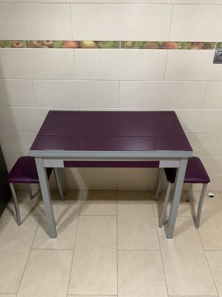 Mesa de cocina extensible con sillas y taburetes