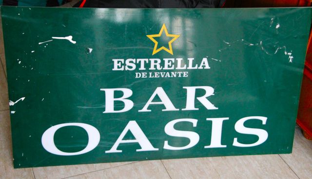 Cartel Estrella de Levante Bar Oasis , de plastic