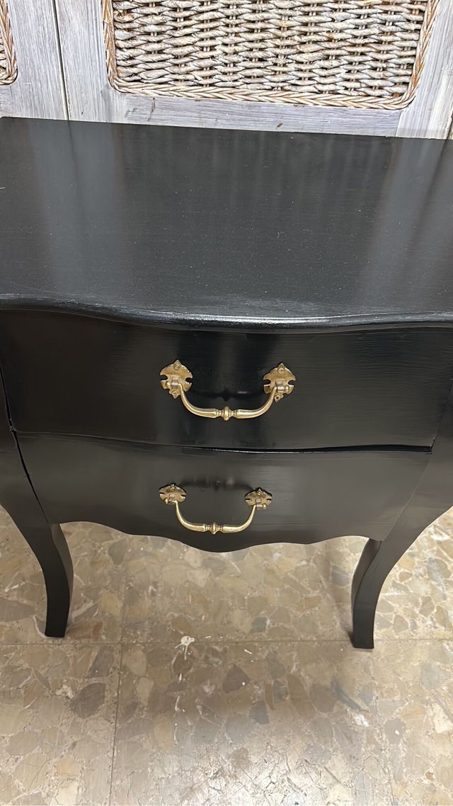 Preciosa comoda o mesa auxiliar pintada