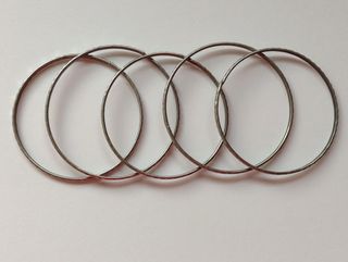 5 Pulseras rígidas plateadas decoradas
