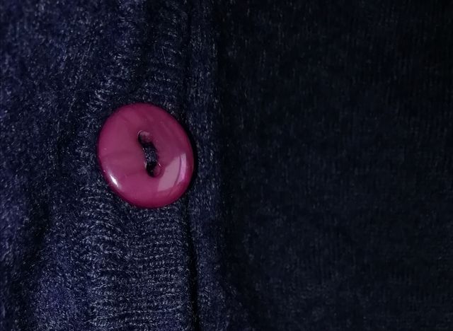 Mini cardigan blu scuro con bottoni bordeaux