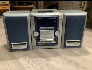 Equipo de música con 5 CD'S