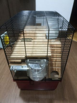 Jaula para pájaros adaptada para hamster.