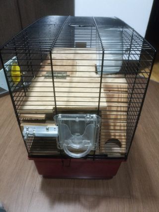 Jaula para pájaros adaptada para hamster.