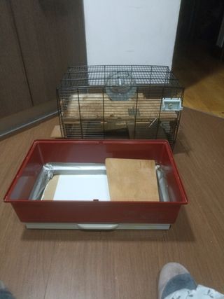 Jaula para pájaros adaptada para hamster.