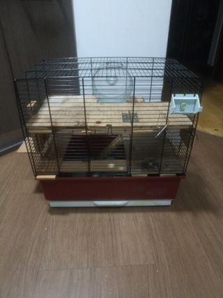 Jaula para pájaros adaptada para hamster.