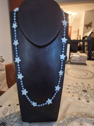 Collar de gemas en forma de estrellas. Muy bonito