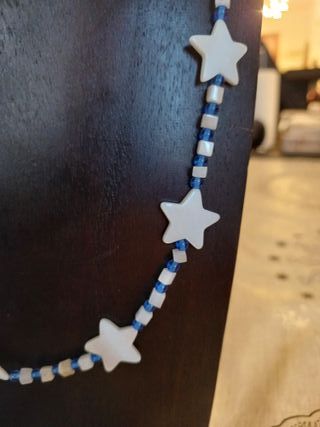 Collar de gemas en forma de estrellas. Muy bonito