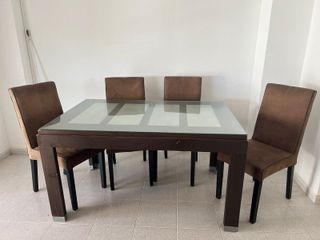 Mesa y sillas de comedor