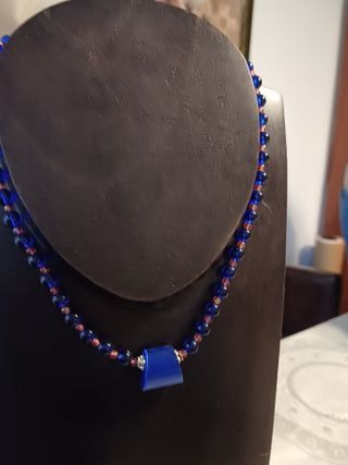 Llamativo collar y pendientes, hecho a mano.