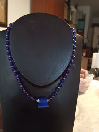 Llamativo collar y pendientes, hecho a mano.