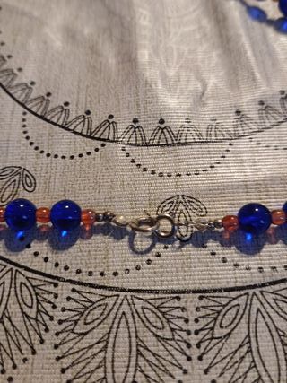 Llamativo collar y pendientes, hecho a mano.