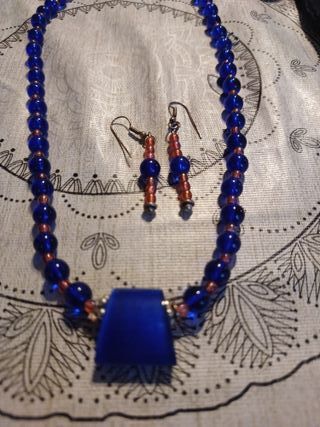 Llamativo collar y pendientes, hecho a mano.