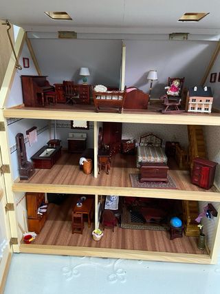 Casa de muñecas amueblada y con luces