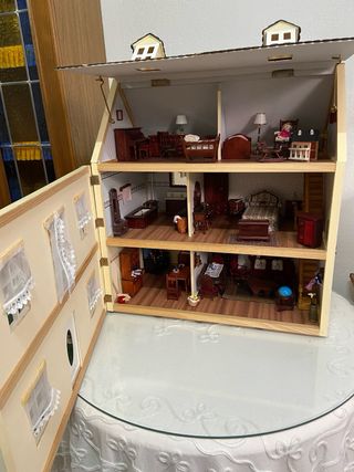 Casa de muñecas amueblada y con luces