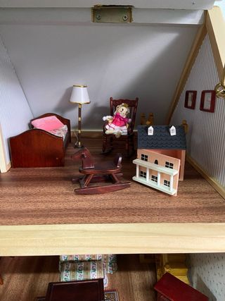 Casa de muñecas amueblada y con luces