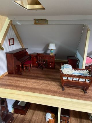 Casa de muñecas amueblada y con luces