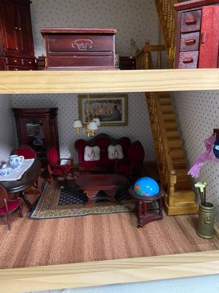 Casa de muñecas amueblada y con luces