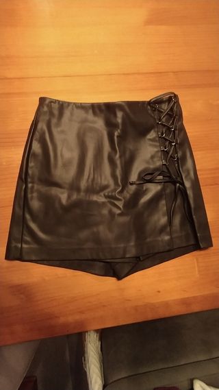 Pantalón corto polipiel 