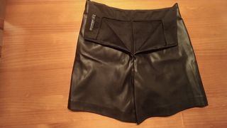 Pantalón corto polipiel 