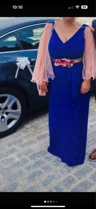 Vestido de fiesta con chal y cinturon decorado