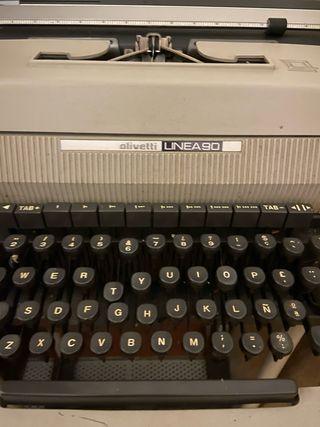 Maquina de escribir Olivetti Linea 90 con carro or
