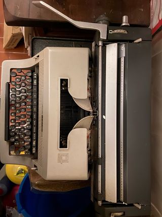 Maquina de escribir Olivetti Linea 90 con carro or