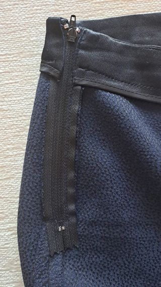 Pantalón de vestir Naf Naf Talla 40, negro y azul 