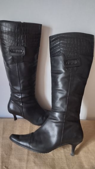 Oferta Botas piel tacón bajo y adorno repujado 