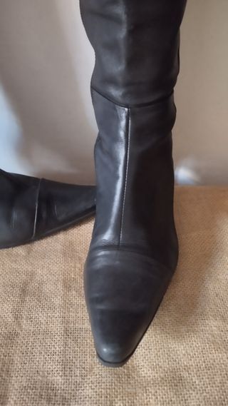 Oferta Botas piel tacón bajo y adorno repujado 