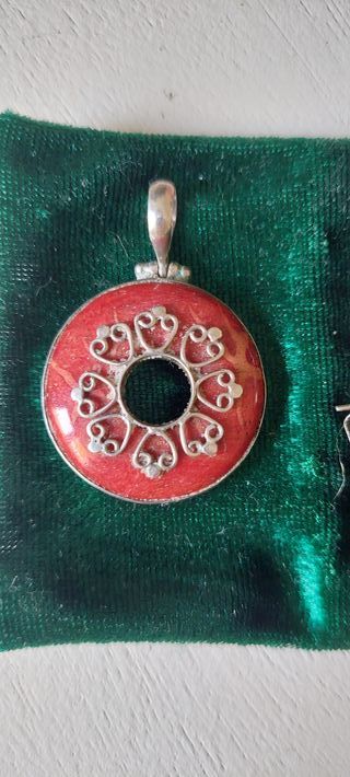 Juego de pendientes y colgante de coral y plata.