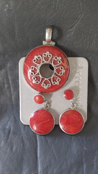 Juego de pendientes y colgante de coral y plata.