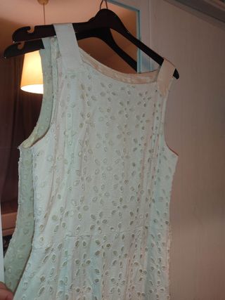 Vestido beige bordado suizo beige Zara