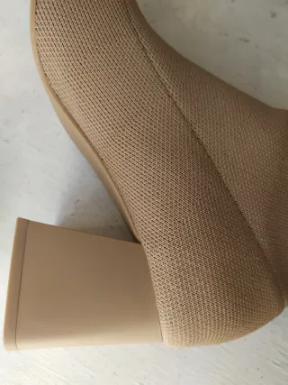 Botín tacón bota baja calcetín beige