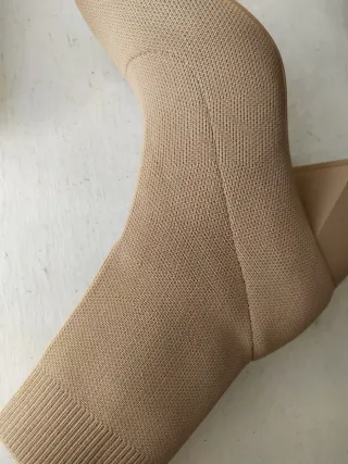 Botín tacón bota baja calcetín beige