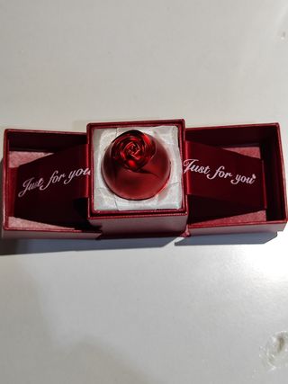 Caja con anillo sorpresa.