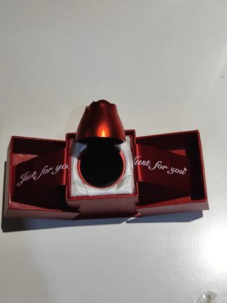 Caja con anillo sorpresa.